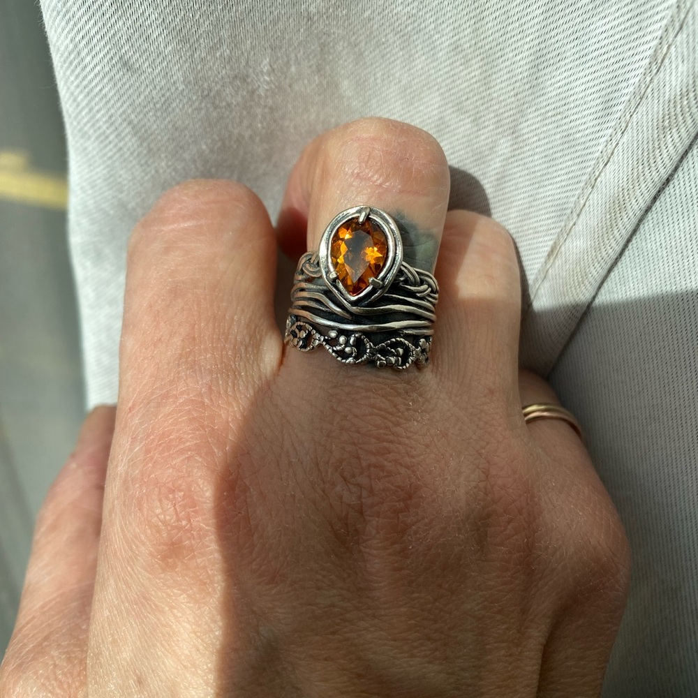 Beautiful ring - Picture 1 of 5